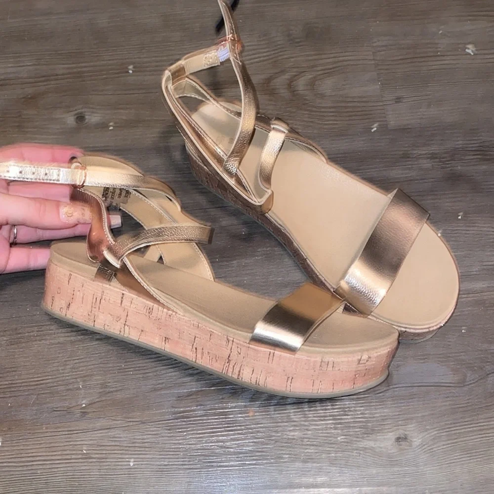 Gold platform sandals - Picture 3 of 4